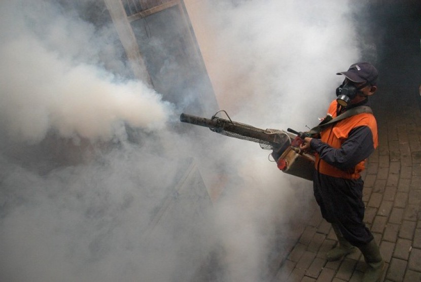 Fogging is a methode to combat dengue fever in Jakarta, Indonesia. At least 14 univeristies in Southeast Asia cooperate to combat endemic diseases. (illustration) 
