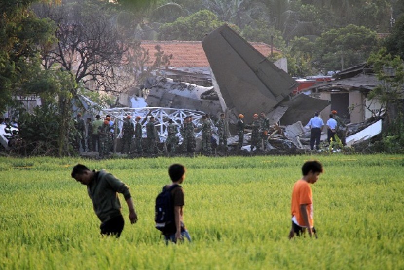 Fokker-27 airplane crashes in Halim Perdanakusumah Airport, Jakarta (photo above). The plane crash demolishes some houses nearby. (photo below)