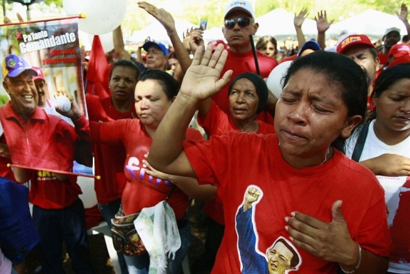 Followers of Venezuelan President Hugo Chavez gather to express support for him and pray for his health at Plaza Bolivar in Maracaibo December 9, 2012.   