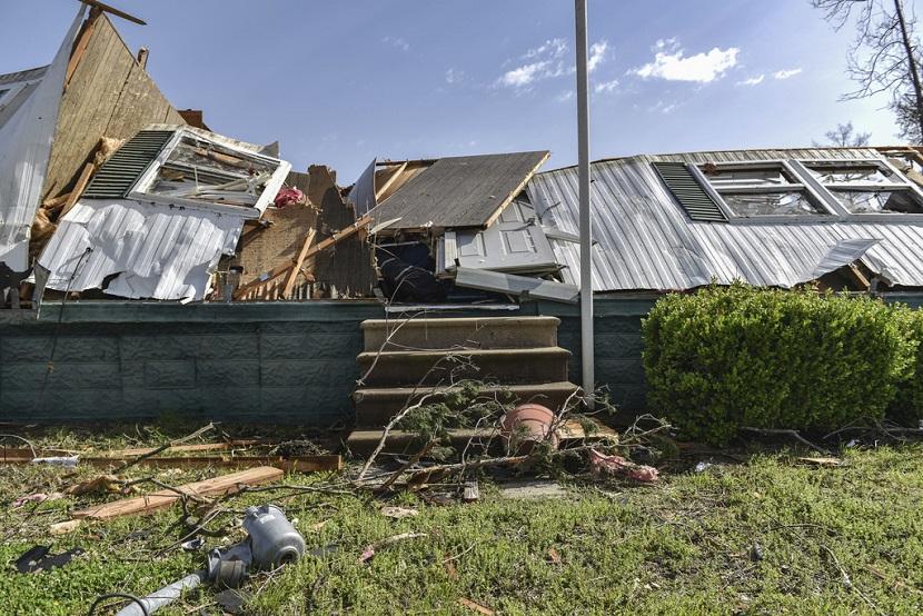Fondasi sebuah rumah terletak pada hari Sabtu, 25 Maret 2023, di Silver City, Miss., setelah rumah tersebut dihancurkan oleh tornado mematikan pada hari Jumat yang melanda negara bagian tersebut. 