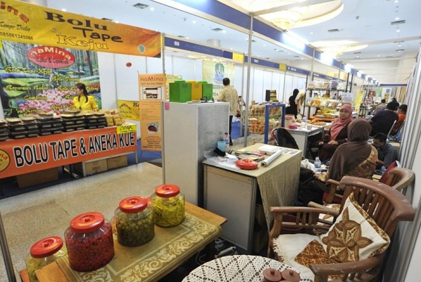 Food and beverage products made by small and medium enterprises (SME) are displayed in an exhibition in Jakarta on Wednesday. (illustration)