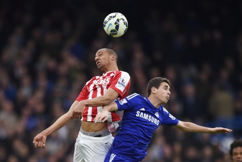 Football - Chelsea v Stoke City - Barclays Premier League - Stamford Bridge - 4/4/15 Stoke's Steven N'Zonzi in action with Chelsea's Oscar 