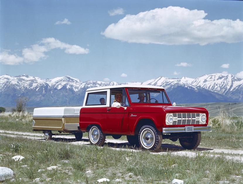 Ford Bronco yang populer di era 1960-an.