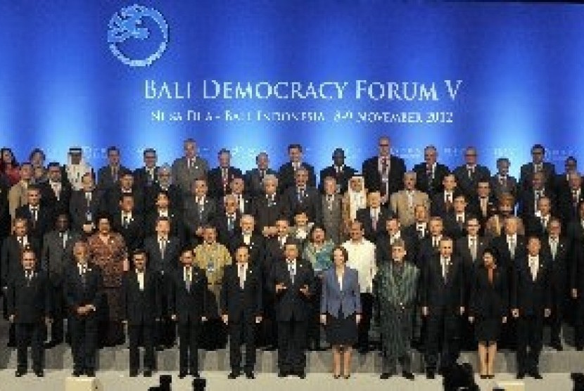 Foreign leaders and official representatives pose at Bali Democracy forum in 2012. (File photo)
