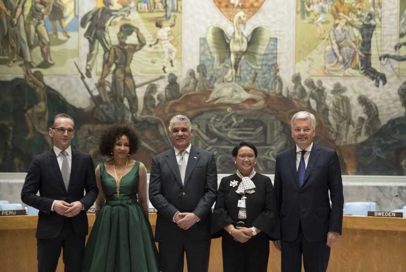 Foreign Ministers Heiko Maas, left, of Germany, Lindiwe Sisulu, second from left, of South Africa, Miguel Vargas, center, of the Dominican Republic, Retno Marsudi, second from right, of Indonesia, and Didier Reynders, of Belgium pose for photographers in the Security Council chambers after their countries were elected one of five non-permanent members of the Security Council, Friday, June 8, 2018 at United Nations headquarters. 