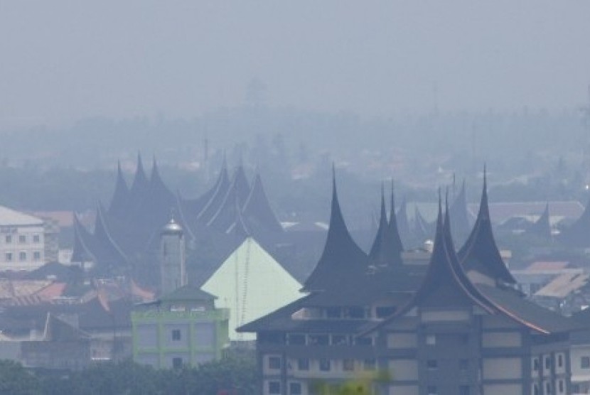 Forest fire causes thick smoke in City of Padang, West Sumatra, on Thursday, Feb. 13, 2014.