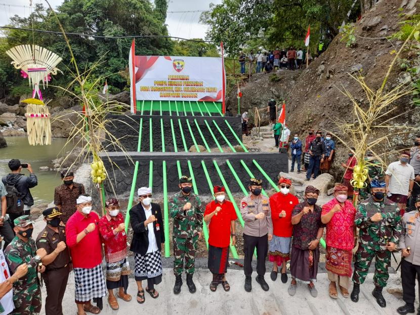 Forkopimda Bali meresmikan pompa hidram di Desa Tanguntiti, Kecamatan Selemadeg Timur, Kabupaten Tabanan, Provinsi Bali, Kamis (7/10).
