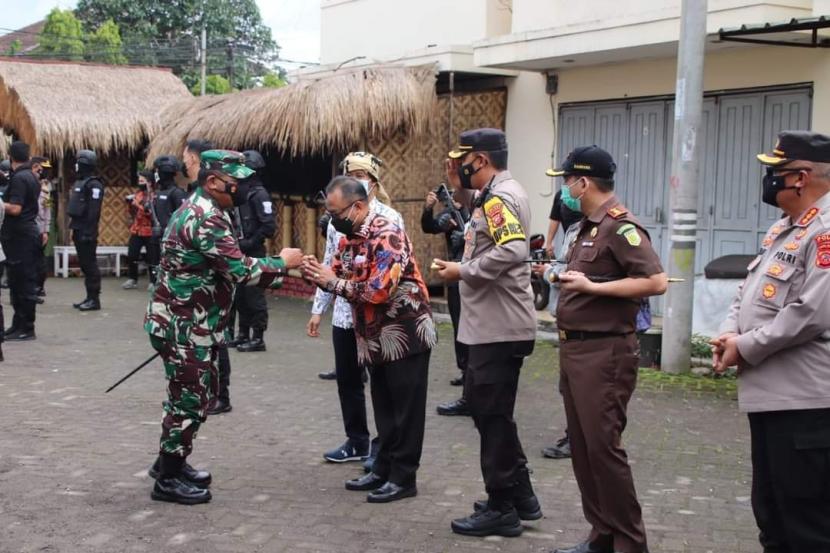 Forkopimda Jawa Barat memeriksa kesiapan pelaksanaan pilkada Kabupaten Sukabumi di KPU Kabupaten Sukabumi Kecamatan Cibadak, Jumat (4/12). Dalam momen ini forkopimda mendorong agar pelaksanaan pilkada berjalan aman dan menerapkan protokol kesehatan Covid-19.