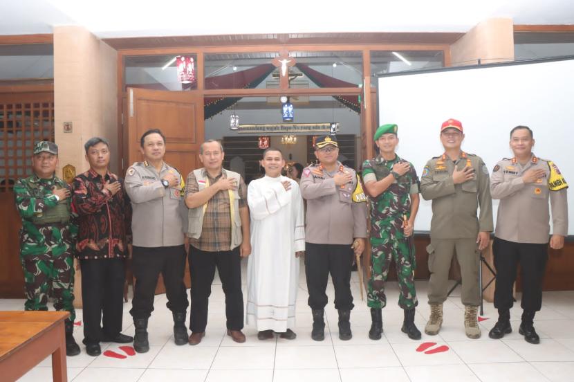 Forkopimda Kabupaten Indramayu melaksanakan monitoring pelaksanaan ibadah peringatan Misa Malam Natal tahun 2023 di wilayah hukum Polres Indramayu, Ahad (24/12/2023) malam. 