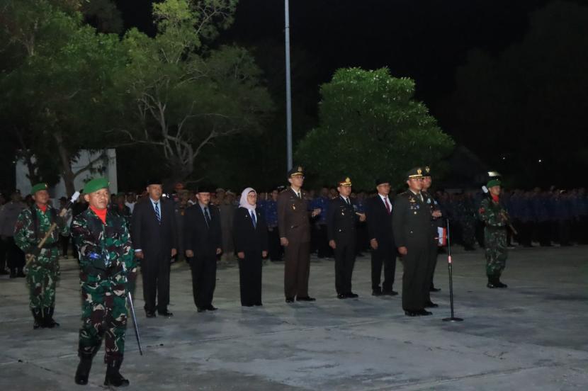 Forkopimda Kabupaten Indramayu menyelenggarakan Apel Kehormatan dan Renungan Suci dalam rangka HUT ke-79 Proklamasi Kemerdekaan Republik Indonesia di Taman Makam Pahlawan Kabupaten Indramayu, Sabtu (17/8/2024) dini hari. 