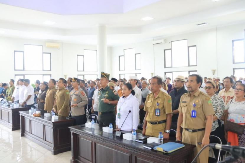 Forkopimda Kabupaten Jembrana dan para pedagang mengikuti sosialisasi revitalisasi Pasar Umum Negara. 