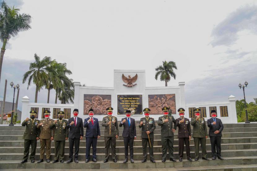 Forkopimda Kota Bogor berpose di depan monumen Taman Makam Pahlawan (TMP) Dreded, Kota Bogor, Jawa Barat, yang baru selesai direvitalisasi. 