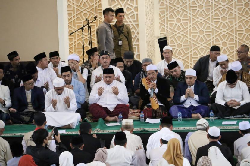 Forkopimda Kota Bogor menggelar doa bersama di Masjid Agung Kota Bogor, Jalan Dewi Sartika, Kecamatan Bogor Tengah, Kota Bogor, Sabtu (31/12/2022). Dok. Humpropub DPRD Kota Bogor