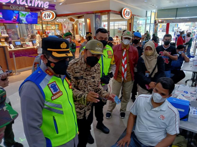 Forkopimda Kota Sukabumi memantau vaksinasi di pusat keramaian Citimall Sukabumi, Sabtu (25/12).