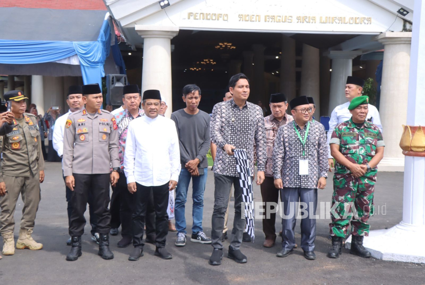 Forkopimda melepas keberangkatan calon jamaah haji kloter 4 KJT asal Kabupaten Indramayu menuju Asrama Haji Indramayu, Ahad (4/5/2025). 