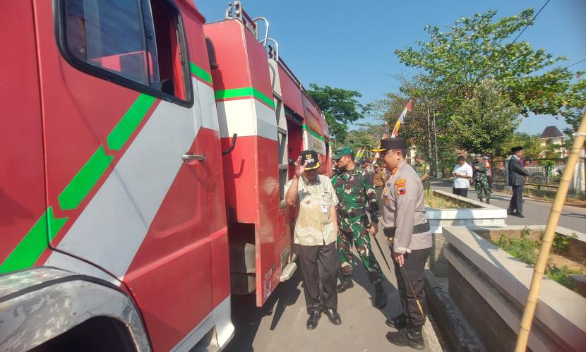 Forkopimda mengecek kesiapan unit armada pemadam kebakaran Pemkab Semarang dalam rangka penanganan karhutla.