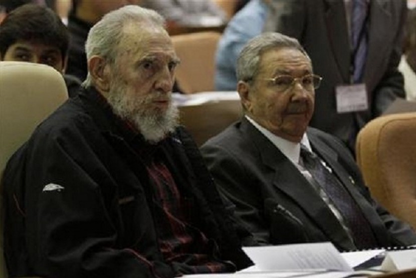 Former Cuban leader Fidel Castro (left) attends the opening session of the National Assembly of the People's Power beside his brother, Cuban President Raul Castro, in Havana February 24, 2013.