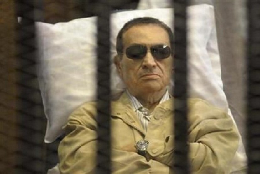 Former Egyptian President Hosni Mubarak sits inside a cage in a courtroom in Cairo June 2, 2012.   