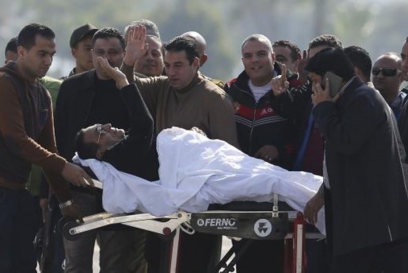 Former Egyptian President Hosni Mubarak waves to his supporters as he returns to Maadi military hospital in Cairo November 29, 2014.