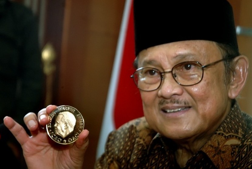 Former Indonesian president BJ Habibie shows Edward Warner Award medal he recieves during Golden Jubilee of The International Civil Aviation Organization (ICAO) in Montreal, Canada, this month. ICAO recognizes Habibie as an expert who contributes to the wo