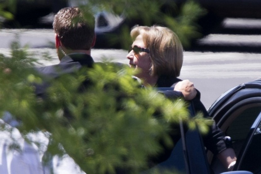 Former Secretary of State Hillary Rodham Clinton arrives at the White House in Washington, Monday, July 29, 2013, for luch with Presiden Barack Obama.