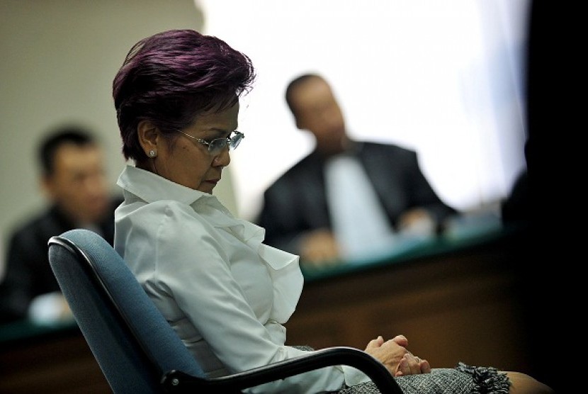 Former senior deputy governor of Bank Indonesia, Miranda S Gultom, attends her first trial in bribery case in Special Court for Corruption (Pengadilan Tipikor) in Jakarta on Tuesday.  