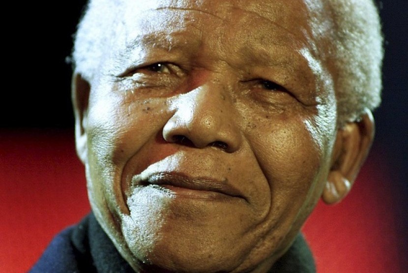 Mantan Presiden Afrika Selatan, Nelson Mandela (94 tahun) 