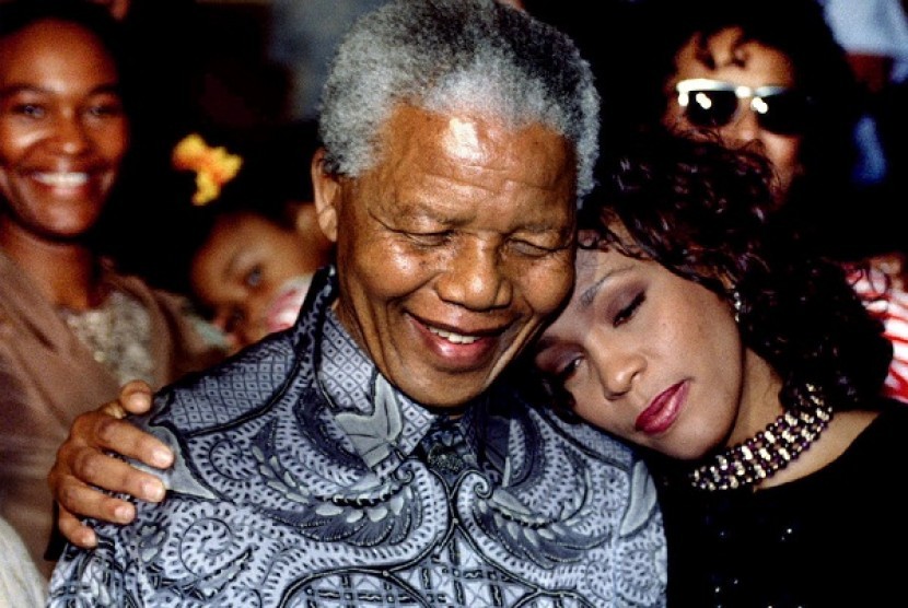 Former South African president Nelson Mandela (left) and the late US pop star Whitney Houston pose for photographers at the presidency in Pretoria, in 1994. Mandela shows his fond of batik in many occasions. (file photo)