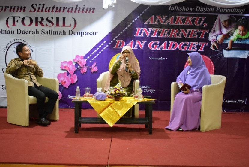 Forsil PD Salimah Denpasar mengenal Talkshow Digital Parenting dengan mengambil tema: Anakku, Internet, dan Gadget di Denpasar, (4/8). 