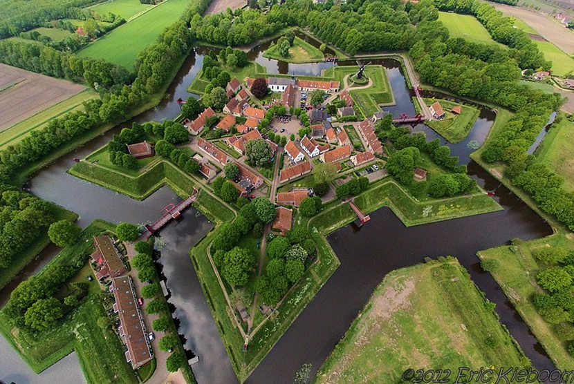 Fort Bourtange, benteng bebentuk bintang di Belanda. 