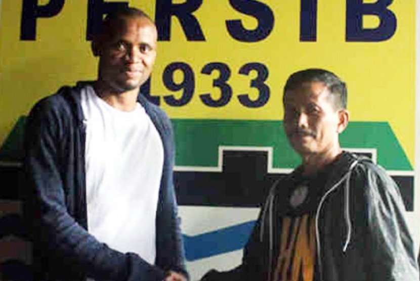 Fortune Udo dan pelatih Persib Djadjang Nurdjaman.