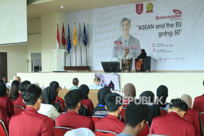 Forum akademik yang menghadirkan Duta Besar Uni Eropa untuk ASEAN, H.E Sujiro Seam, sebagai pembicara utama 