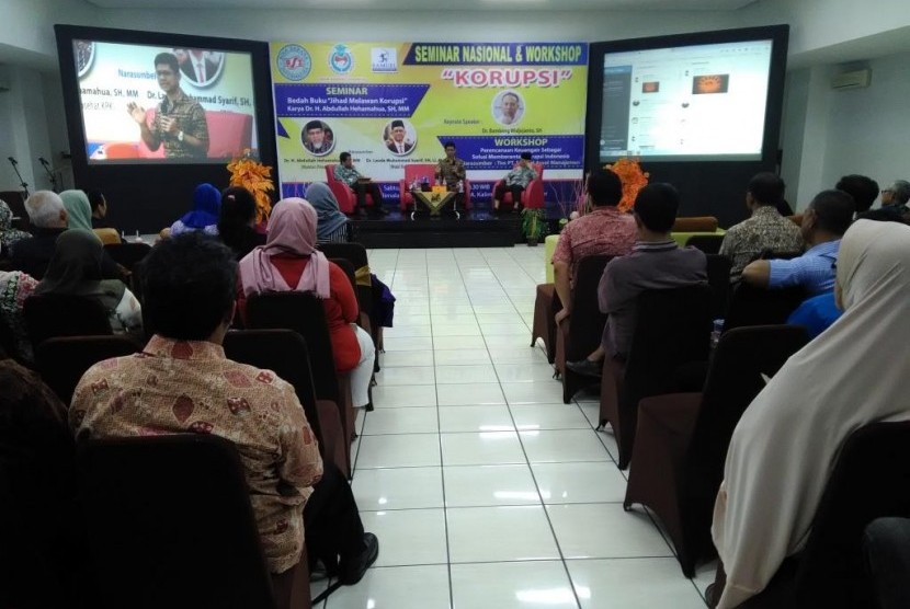 Forum Akademisi Indonesia (FAI) menggelar seminar tentang korupsi.