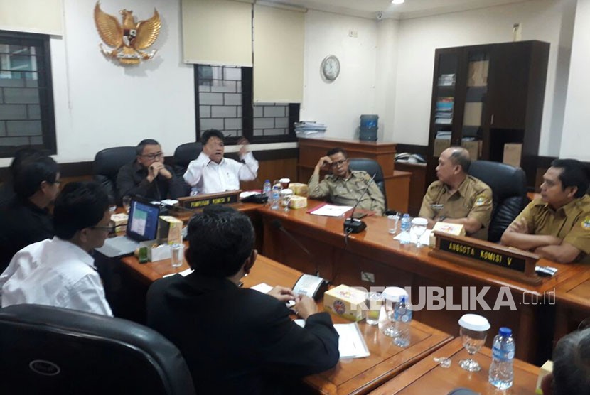 Forum Aksi Guru Independen (FAGI) Kota Bandung, melaporkan dugaan temuan kebocoran soal pada Komisi V DPRD Jabar, Senin (26/3). 
