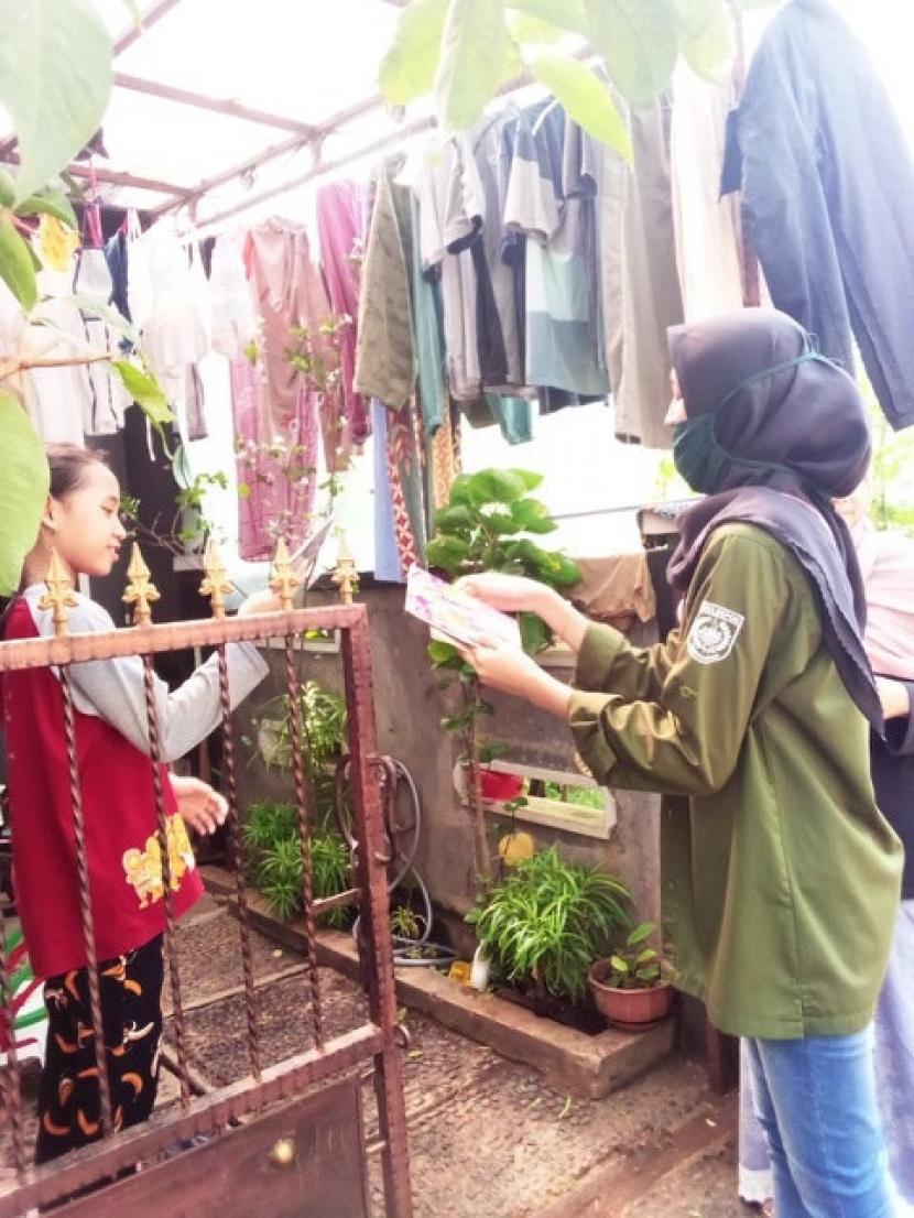 Forum Anak Depok dan Aksi Cepat Tanggap (ACT) Depok menyalurkan program 1Buku1Pintu di Kelurahan Kedaung, Kecamatan Sawangan, Kota Depok, Jumat (19/6).