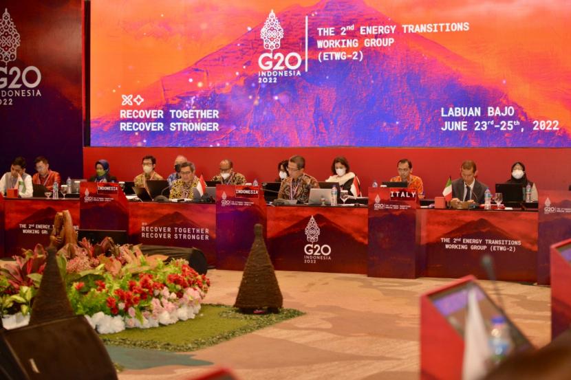 Forum Energy Transition Workiing Group (ETWG) kedua digelar di Labuan Bajo, Kamis (23/6). Delegasi G20 sepakat untuk mempercepat transisi energi untuk mengurangi emisi karbon. 