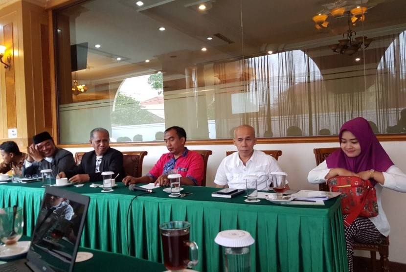 Forum Group Discussion (FGD) tentang kepemimpinan alternatif bangsa yang digelar di Hotel Madani, Medan, Senin (2/10). Hadir sebagai narasumber Prof Badaruddin MSi dari Universitas Sumatara Utara (USU), Dr Warjio dari Universitas Medan Area (UMA), Dr Lelya Khairani MSi, Sohibul Anshor Siregar dari Universitas Muhammadiyah Sumatera Utara (UMSU), Dr Bahkrul Amal Khair, dan Tappil Rambe dari Universitas Negeri Medan (Unimed).