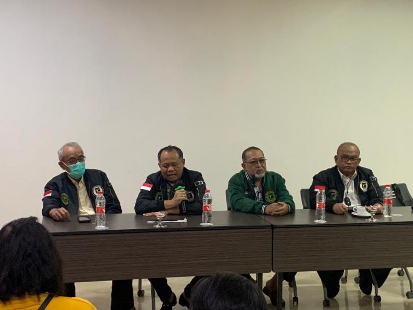 Forum Kabah Membangun (FKM) Habil Marati dan Bambang Aris S menjelaskan acara deklarasi Anies Rasyid Baswedan di Kota Yogyakarta, Rabu (15/11/2022). 