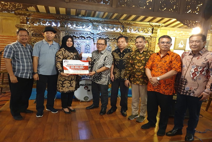 Forum Komunikasi Koperasi Besar Indonesia (Forkom KBI), Sabtu (14/12) menyerahkan bantuan dana pengadaan safety belt untuk penderes gula kelapa sebesar Rp 100 juta