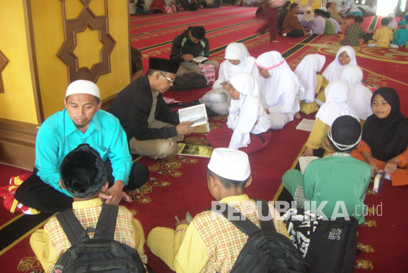 Forum Komunikasi Pendidikan Alquran (FKPQ) Sukabumi menggiatkan gerakan baca Alquran.