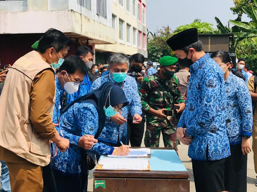 Forum komunikasi pimpinan daerah (Forkopimda) Kota Bogor melakukan tanda tangan dalam proses pengambil alihan operasional Pasar Induk Teknik Umum (Tekum) Kemang, Kota Bogor.