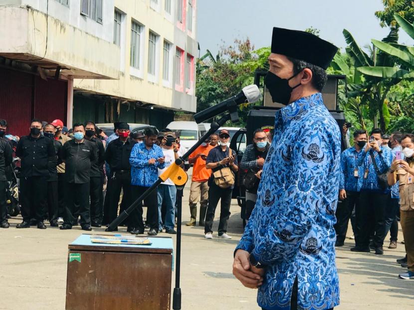 Wakil Wali Kota Bogor Dedie A Rachim meneken proses pengambil alihan operasional Pasar Induk Teknik Umum (Tekum) Kemang, Kota Bogor, Senin (17/5).