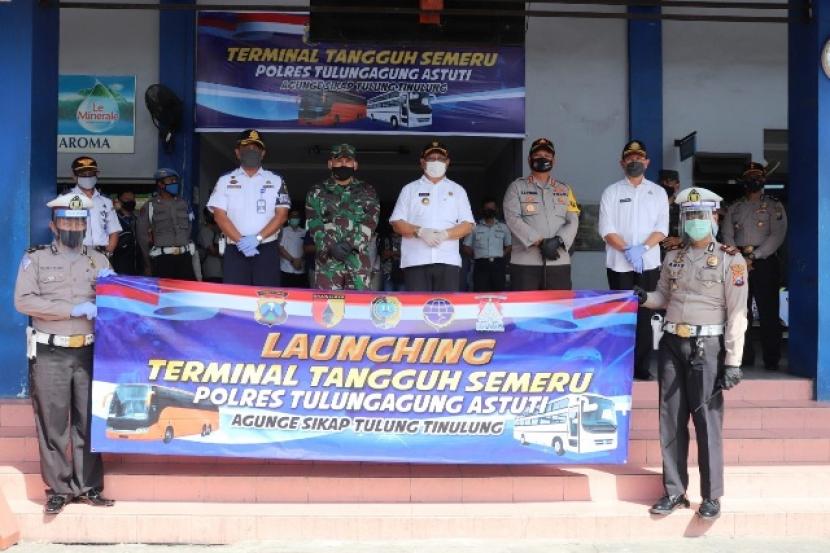 Forum Koordinasi Pimpinan Daerah (Forkopimda) Kabupaten Tulungagung, Jawa Timur, meresmikan Stasiun Tangguh Semeru dan Terminal Gayatri Tangguh Semeru Tulungagung.
