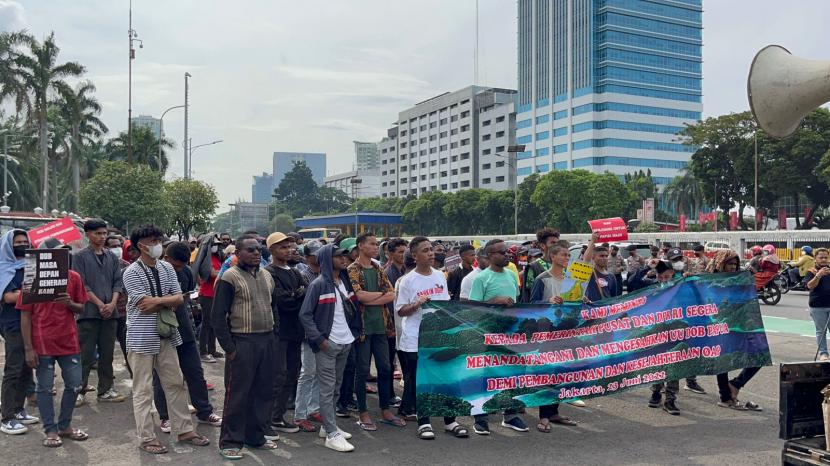 Forum Mahasiswa Papua untuk Daerah Otonomi Baru (DOB) Jabodetabek berunjuk rasa di dua titik di Jakarta Pusat, Kamis (23/6/2022). Aksi tersebut terkait pembentukan provinsi baru di Papua.