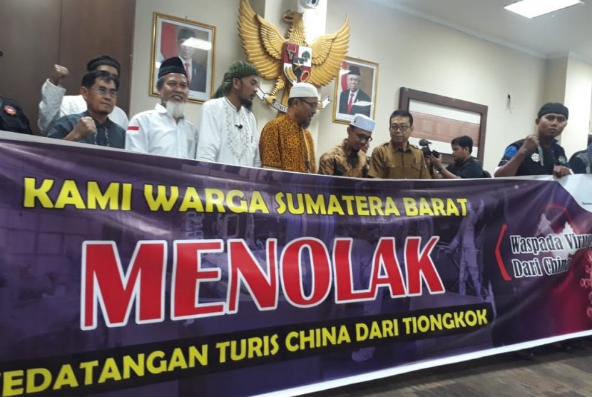 Forum Masyarakat Minang ajukan penolakan terhadap kedatangan wisatawan asal Cina ke Sumbar sebagai antisipasi penularan virus corona, di Kantor DPRD Provinsi  Sumbar, di Padang, Senin (27/1).