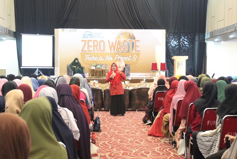 Forum Muslimah Dakwah Kampus Indonesia (FMDKI) Pusat sukses menggelar Seminar Ilmiah Muslimah di Ballroom Edelweis Universitas Fajar, Jalan Prof. Abdurahman Basalamah Kota Makassar, Sulawesi Selatan, Sabtu (30/11).