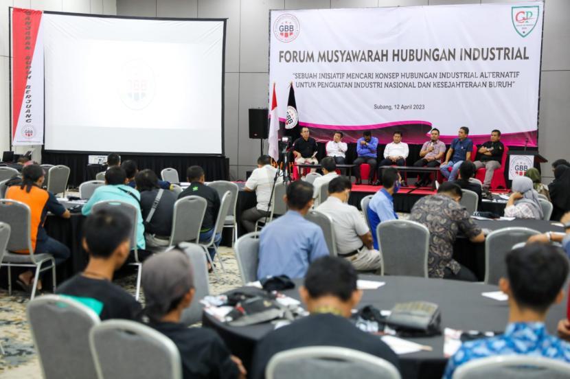 Forum Musyawarah Hubungan Industrial (FMHI) bersama serikat pekerja, buruh, dan perwakilan perusahaan di Subang, Jawa Barat, Rabu (12/4/2023). 