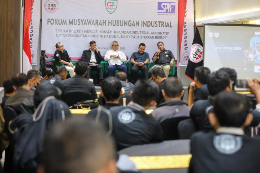 Forum Musyawarah Hubungan Industrial (FMHI) di Bandung, Jawa Barat, Selasa (11/4/2023). 