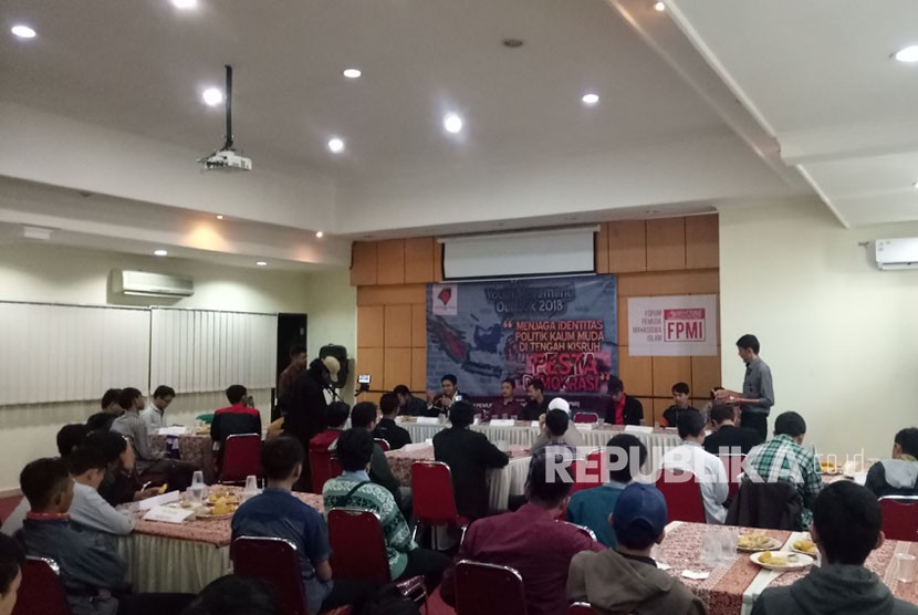 Forum Pemuda dan Mahasiswa Islam Jawa Barat menggelar pertemuan dalam agenda Youth Movement 2018 bersama para tokoh pemuda dan mahasiswa yang bertempat di Gedung Wakaf Pro 99 Bandung pada Sabtu (13/1) dengan tema Menjaga Identitas Politik Kaum Muda di Tengah Kisruh Politik Demokrasi.