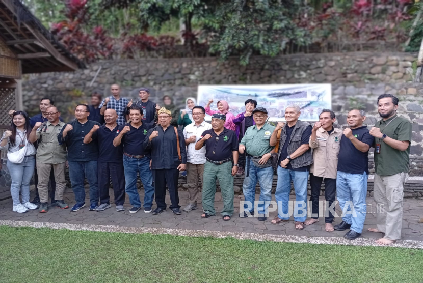 Forum Penyelamat Hutan Jawa (FPHJ) menggelar sarasehan bertajuk penyelamatan hutan dan kedaulatan lingkungan di Alam Santosa, Pasir Impun, Kabupaten Bandung, Kamis (17/7/2025). 